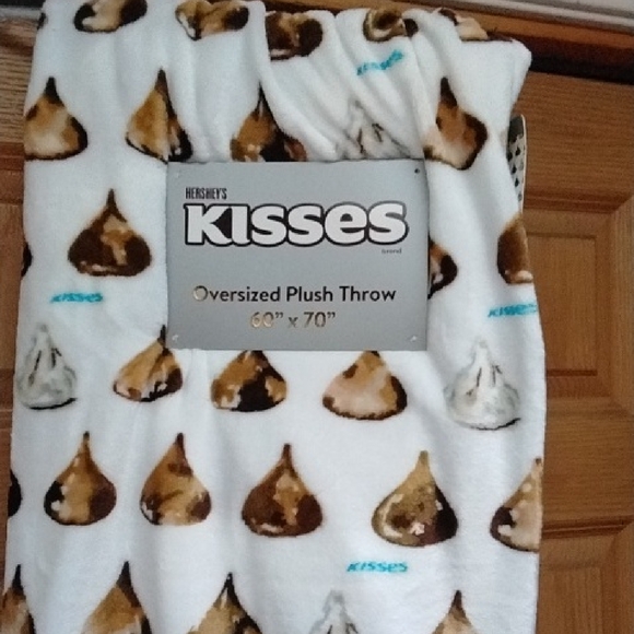 hersheys Other - Oversized Plush Throw Blanket - White and Brown